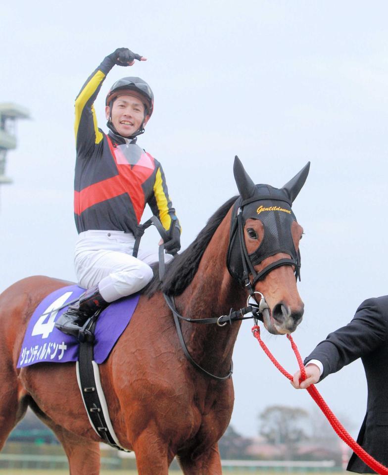　有馬記念を制した戸崎圭とジェンティルドンナ＝２０１４年１２月