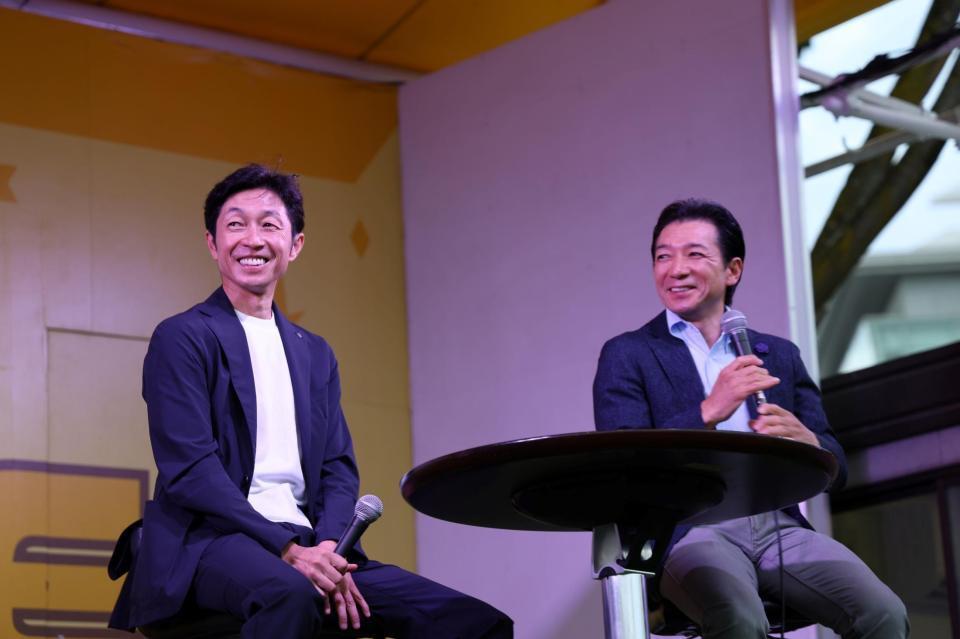 　「ＪＲＡジョッキーズトークステージ」に登壇した武豊（左）と内田博幸