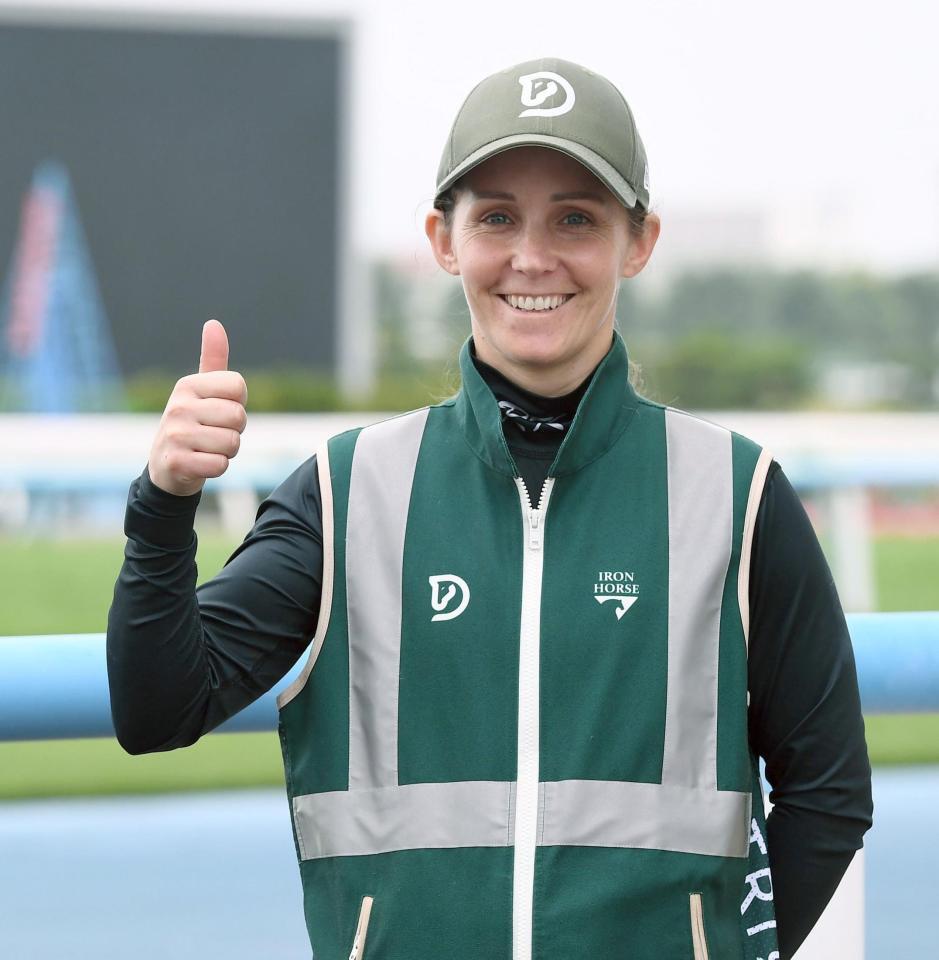 　笑顔でポーズをとるレイチェル・キング（撮影・園田高夫）