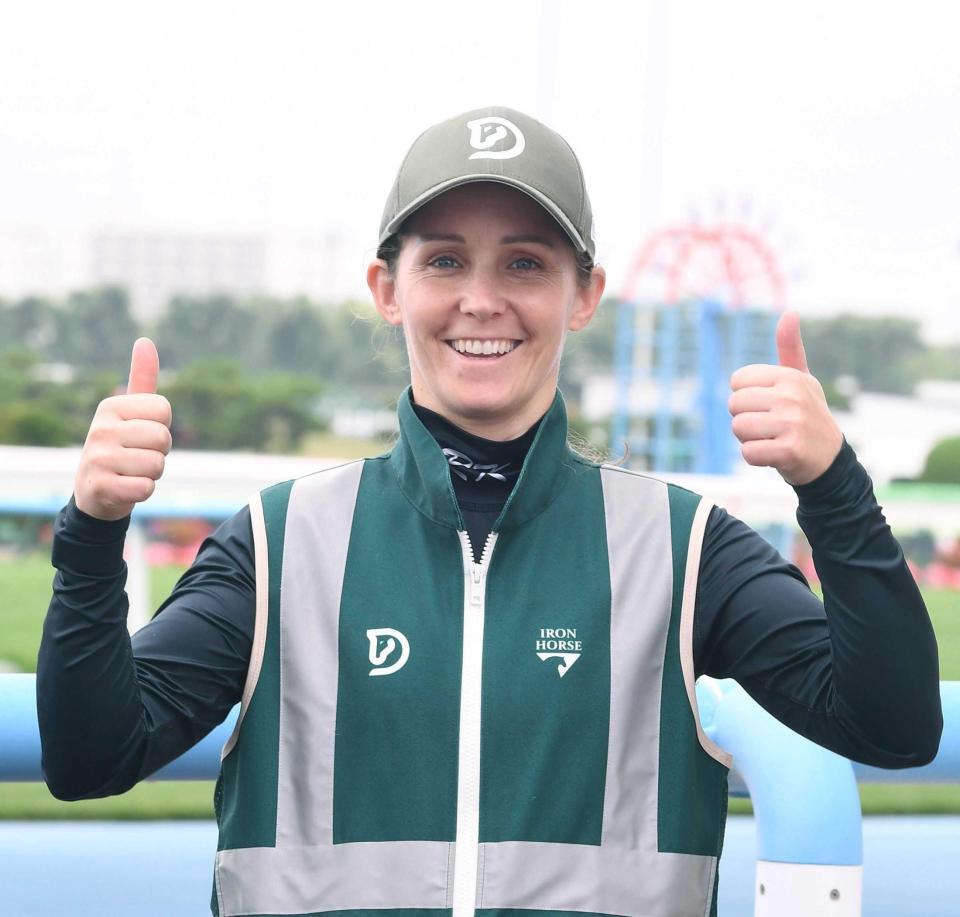 　初めて函館競馬場を訪れ、笑顔のキング