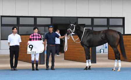 　函館１Ｒを勝利したスマートプリエールと武豊（左から２人目）＝撮影・園田高夫