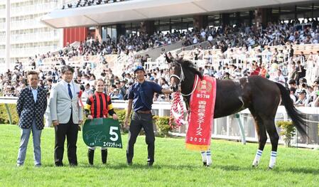　函館２歳Ｓを制したエイシンディードとキング（左から３人目）＝撮影・園田高夫