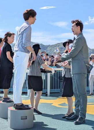 　驚いた様子の竹内涼真（右）とイングランドアイズの安田師