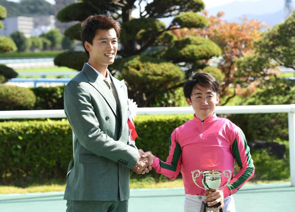 　竹内涼真（左）に祝福される小倉記念を制した松若