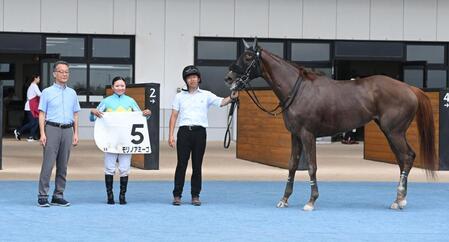 ６Ｒ・３歳未勝利をモリノアミーゴで勝利した（左から）鈴木伸尋調教師、小林美駒騎手＝函館競馬場（撮影・園田高夫）