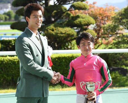 　握手を交わす竹内涼真（左）と松若