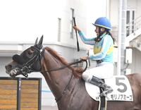 　１９日の函館６Ｒをモリノアミーゴで制し、ムチを掲げて喜ぶ小林美駒（撮影・園田高夫）