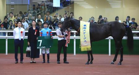 　東海Ｓを制したヤマニンウルス。左から３人目は武豊