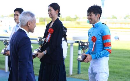 　東海Ｓで制し表彰式で笑顔を見せる武豊（右端）