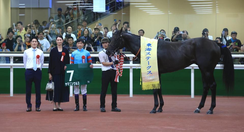 　東海Ｓを制したヤマニンウルス。左から３人目は武豊