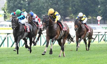 　２３年の札幌記念を制したプログノーシス（中央）