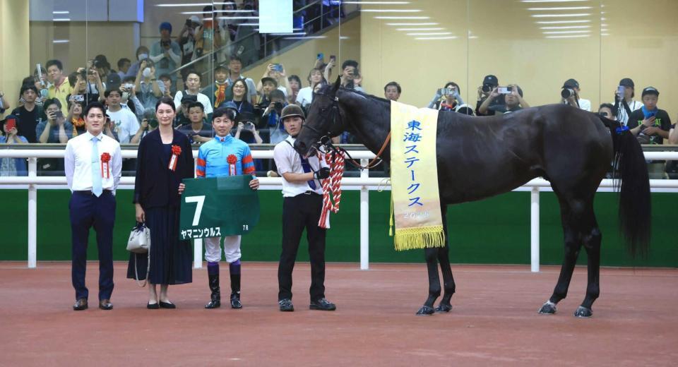 　ヤマニンウルスと武豊（左から２人目）