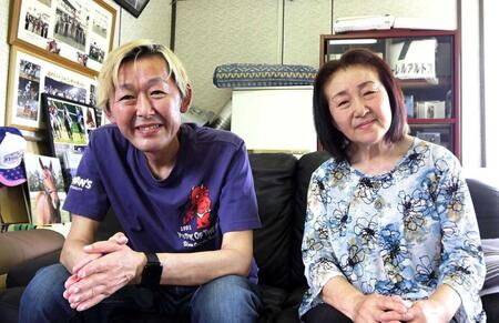 　ワールドファームの村上幹夫場長（左）と村上百合子代表