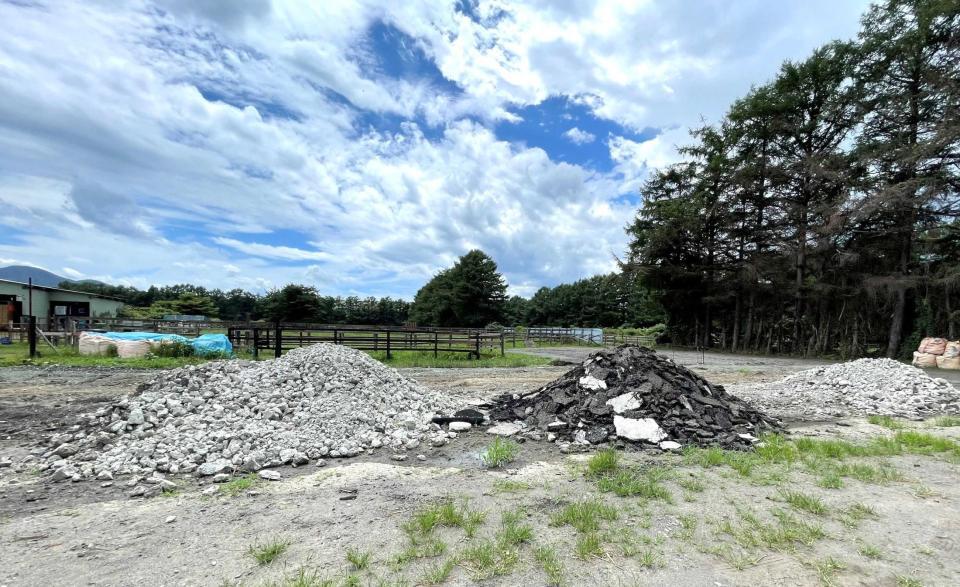 　５月４日に発生した火災で全焼した厩舎跡地＝青森県階上町・ワールドファーム