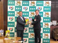 　図書寄贈式に出席した高橋義忠調教師（左）と栗東市・竹村健市長