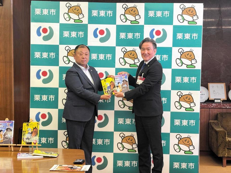　図書寄贈式に出席した高橋義忠調教師（左）と栗東市・竹村健市長