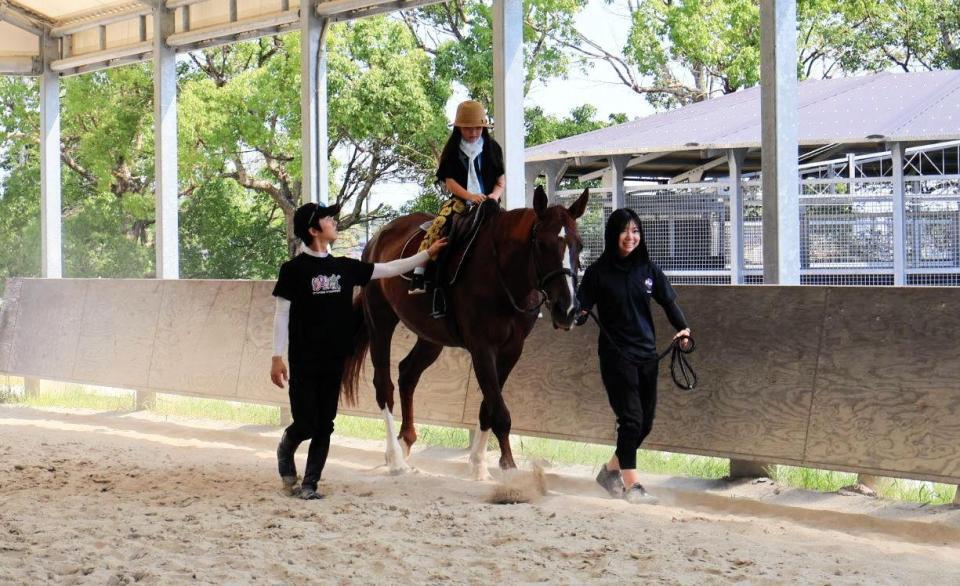 　乗馬体験に参加する子どもたち 