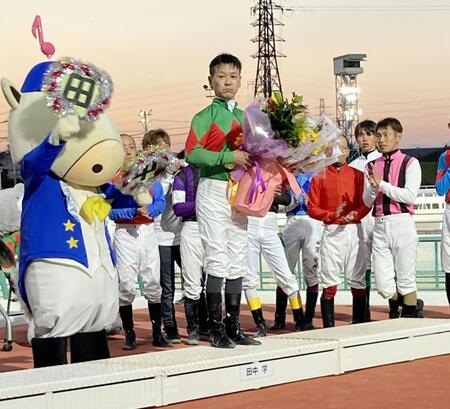 　ファンに別れを告げた田中学（中央）