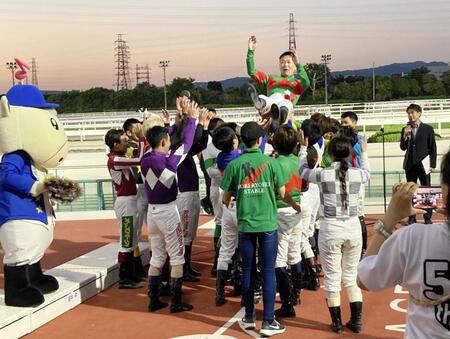 　騎手仲間から胴上げされる田中学