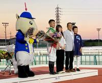 　家族から労われた田中学（左）