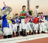 　ファンに別れを告げた田中学（中央）