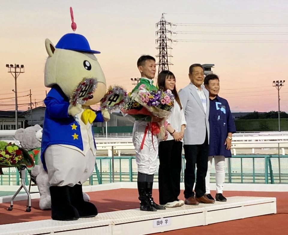 　家族から労われた田中学（左）