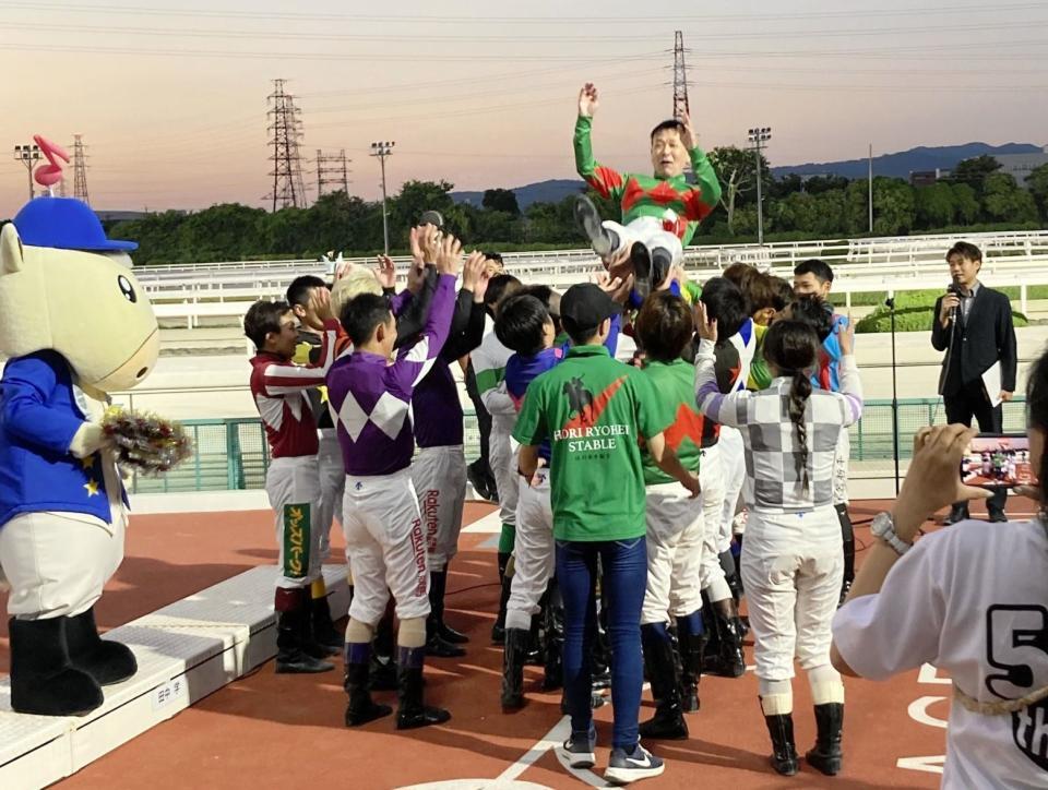 　騎手仲間から胴上げされる田中学