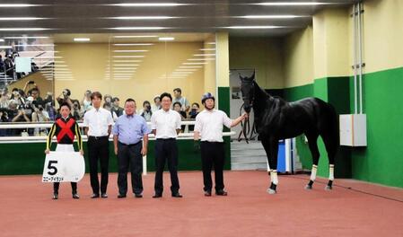 　デビュー勝ちを決めたコニーアイランドと川田（左）＝中京競馬場
