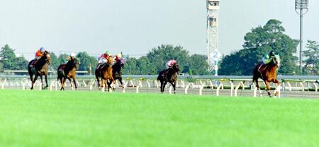 　毎日王冠を制した武豊騎乗のサイレンススズカ（右端２番黒帽）＝１９９８年１０月