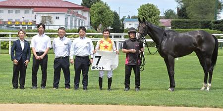 　５Ｒメイクデビュー札幌を勝ったポペットと橋木＝札幌競馬場（撮影・持木克友）
