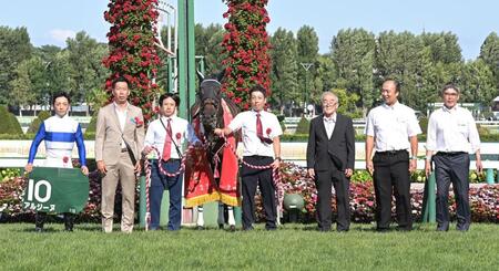 　クイーンＳを制したアルジーヌと川田（撮影・持木克友）