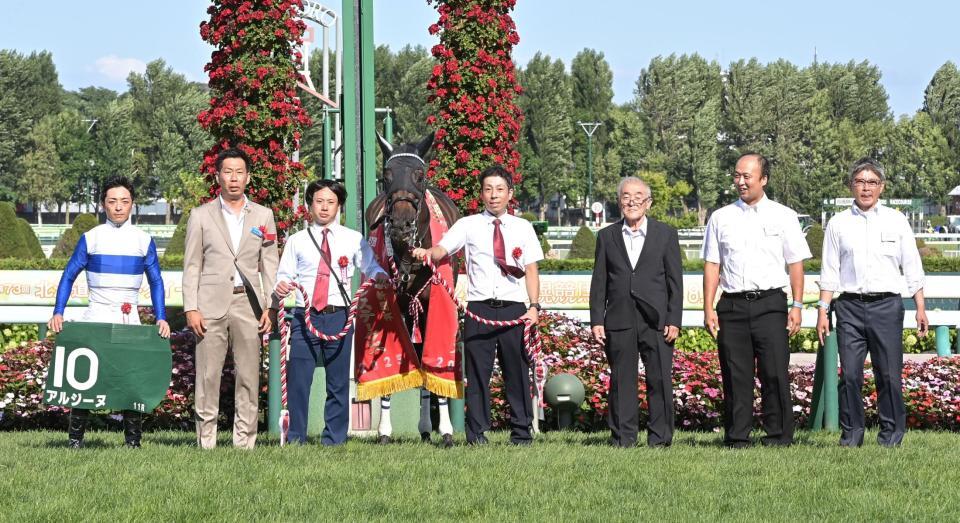 　クイーンＳを制したアルジーヌと川田（撮影・持木克友）