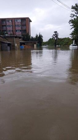 　記録的大雨の影響で水没した金沢競馬場（佐藤茂師提供）
