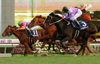 　１９９９年の有馬記念でスペシャルウィークの強襲を鼻差しのいで連覇を達成したグラスワンダー（中央）