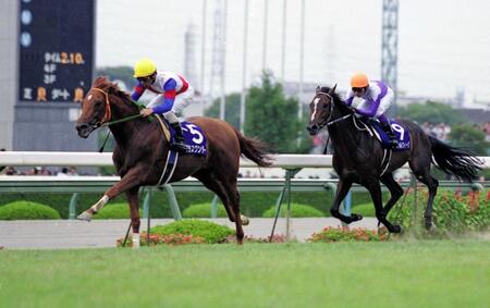 　スペシャルウィークを蹴散らして宝塚記念を制したグラスワンダー（左）＝９９年７月