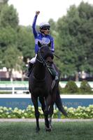 　エルムを制したペリエール。佐々木が馬上で声援に応える