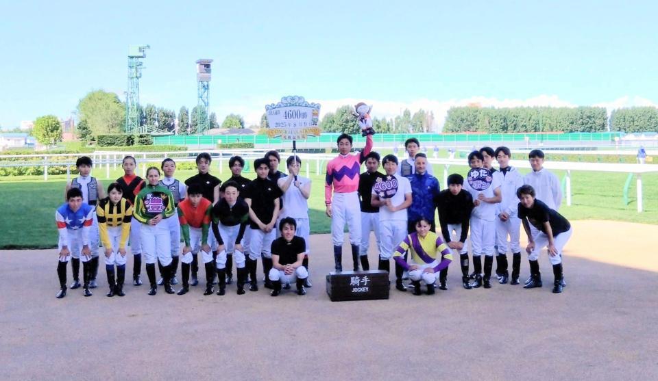 　ＪＲＡ通算４６００勝を達成した武豊（中央）と騎手仲間たち