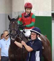 　デビュー戦を勝利したマイネルミストラルと石川