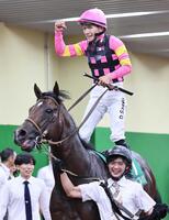 　ガッツポーズする佐々木