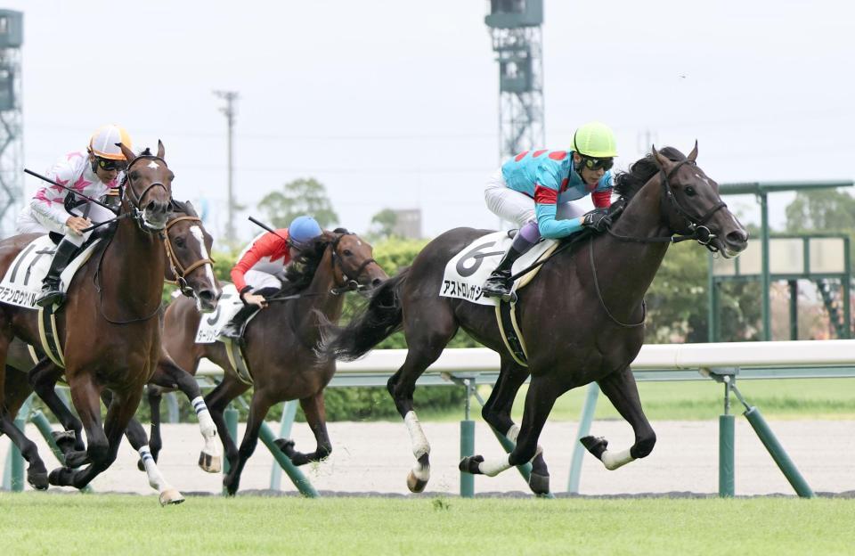 　メイクデビュー中京を制したアストロレガシー（右）