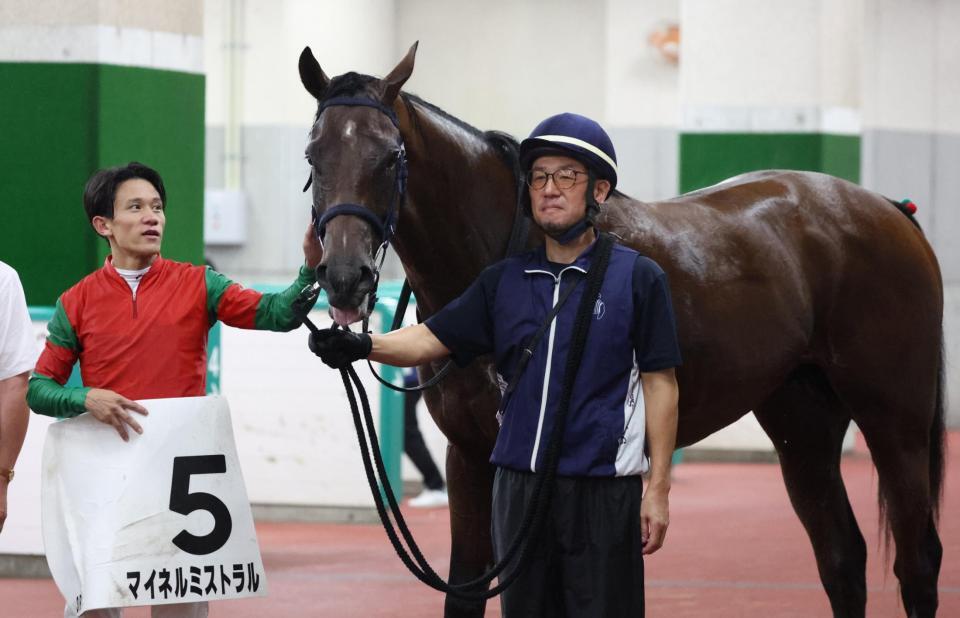 　デビュー戦を勝利したマイネルミストラル。左は石川