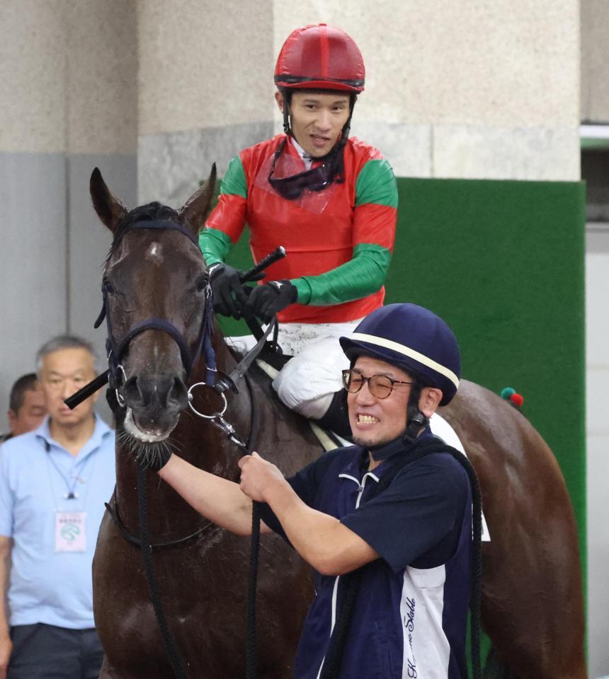 　デビュー戦を勝利したマイネルミストラルと石川