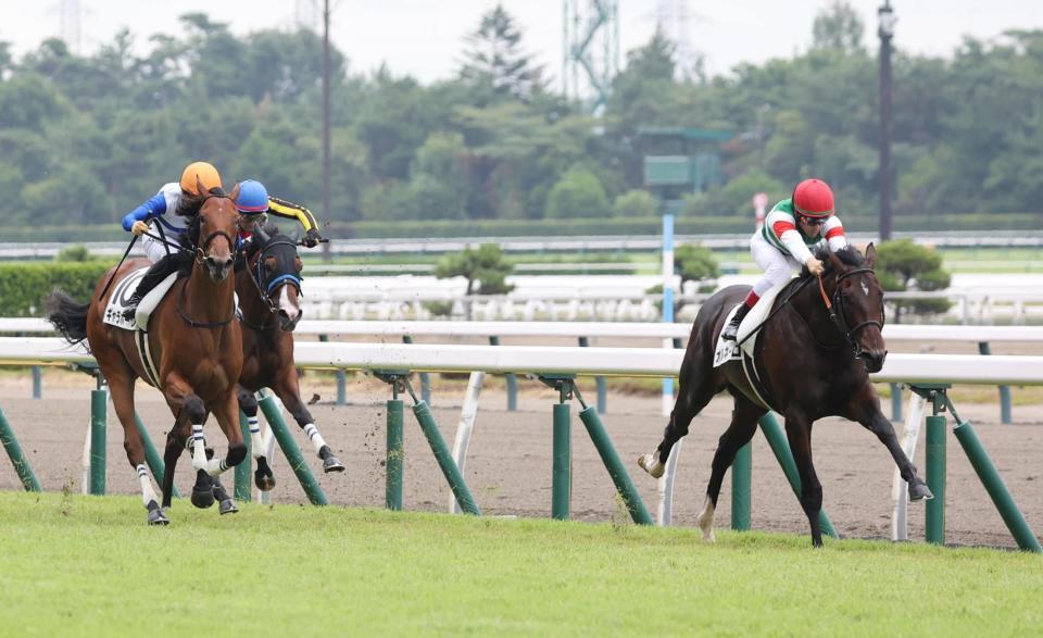 　逃げて後続を突き放すオルネーロ（右）