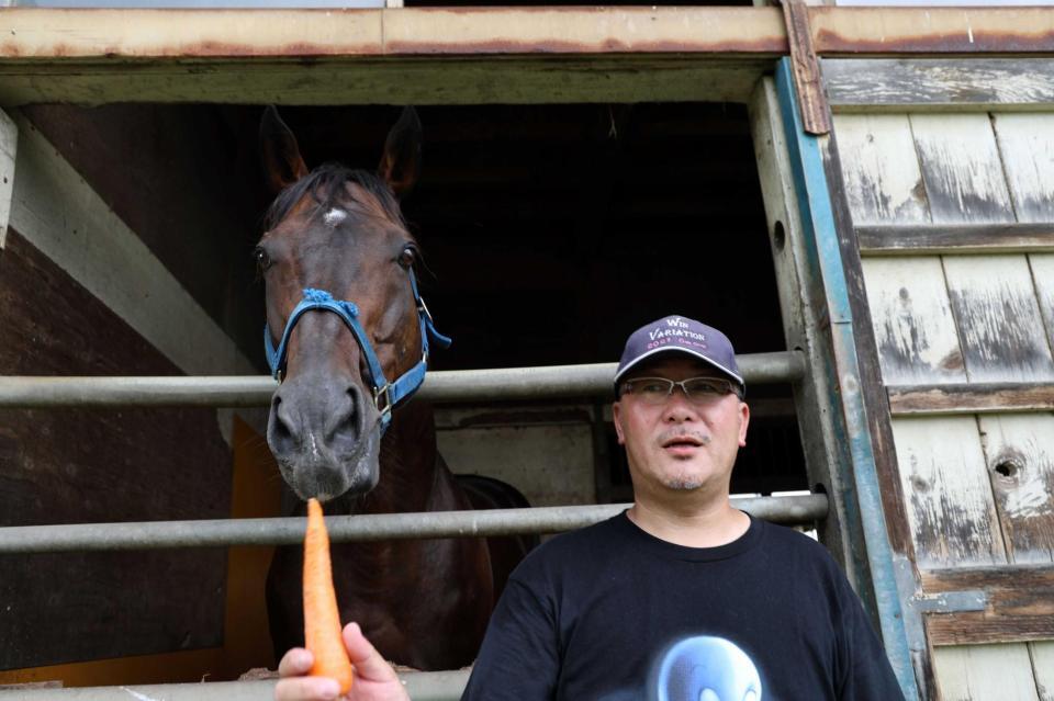 　にんじん大好きなウインバリアシオンと佐々木拓也さん