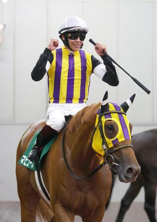 　中京記念をマピュースで制し、ガッツポーズする横山武