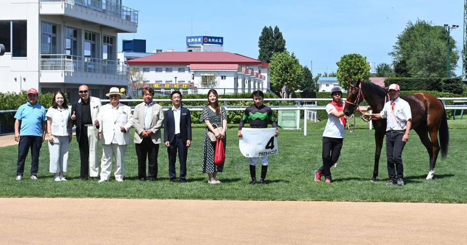 　５Ｒメイクデビュー札幌を制したナオミライトニングと佐々木大（撮影・持木克友）