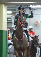 　新馬戦をスウィッチインラヴで制し、ガッツポーズする坂井