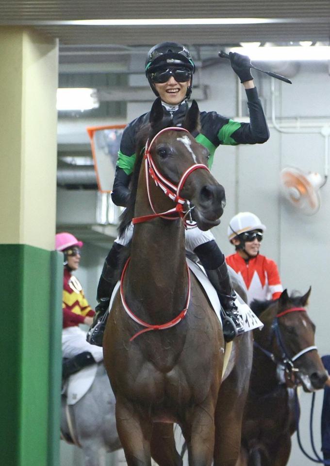 　新馬戦をスウィッチインラヴで制し、ガッツポーズする坂井