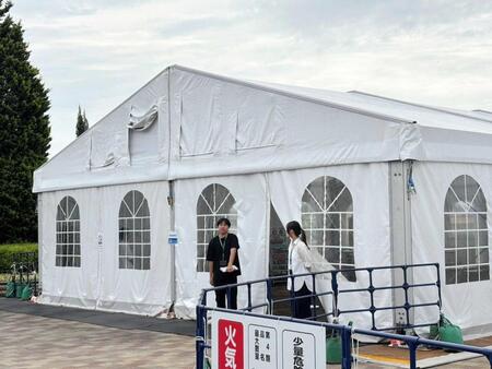 　中京競馬場でファン向けに設置された空調付きテント