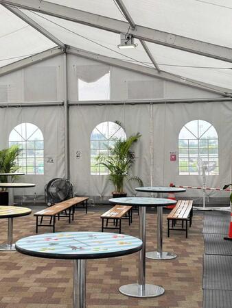 　中京競馬場でファン向けに設置された空調付きテント